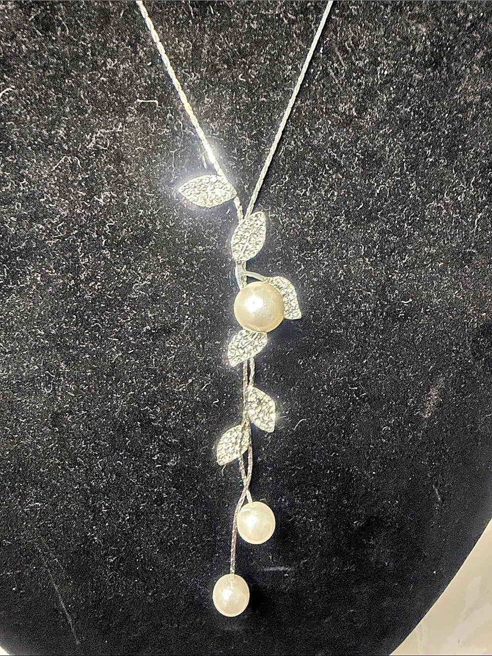 Pearl & Leaf Pendant Necklace in silver & White Like New